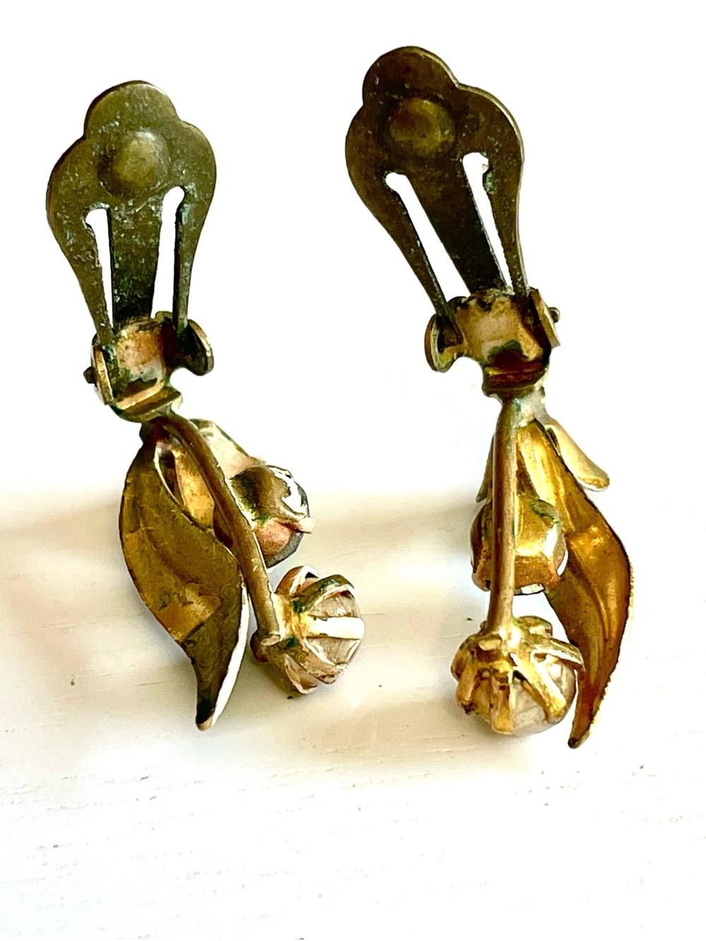 Vintage 1950s Floral Enamel Pearl AB Rhinestone Clip Earrings Hand-Painted MCM - Picture 7 of 9